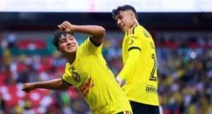 Diego Arriaga celebra su primer gol en Primera División, con el que selló la goleada 3-0 del América sobre Atlético de San Luis.
