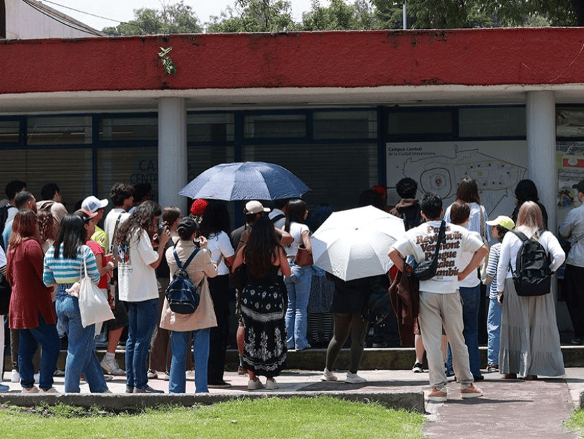 Aspirantes mantienen rechazo al examen