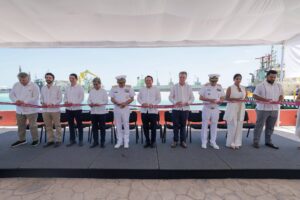 El gobernador Joaquín Díaz Mena y el secretario de Marina, Raymundo Pedro Morales Ángeles, revisaron los avances del proyecto de ampliación y modernización del Puerto de Altura de Progreso.