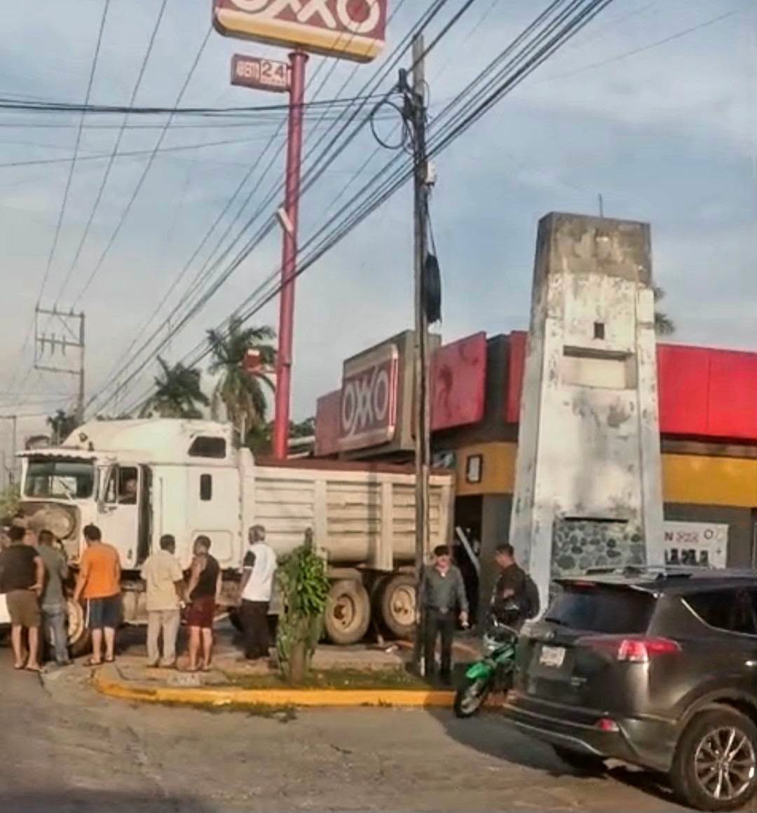 Camión de volteo arrastra camioneta