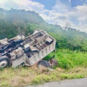 Camión de volteo sale de carretera y termina volcado entre maleza