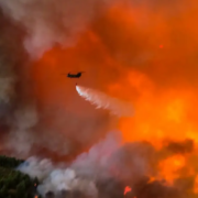 Dos helicópteros chocan al combatir un incendio en Grecia