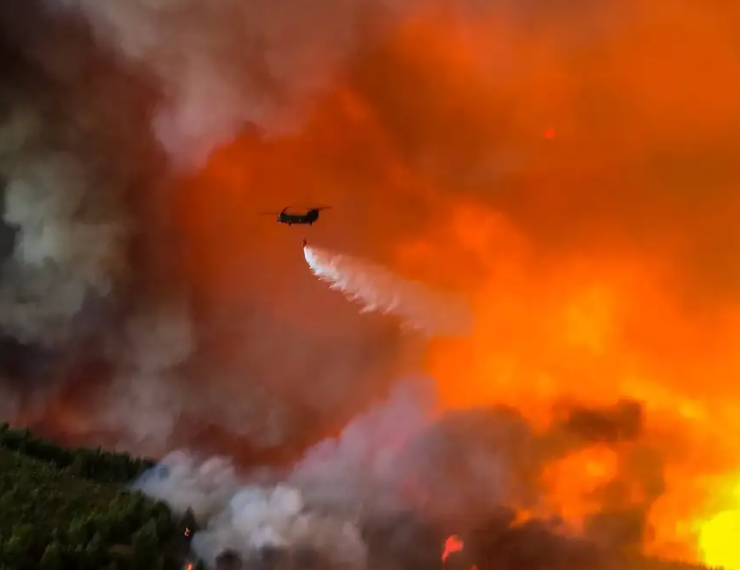 Dos helicópteros chocan al combatir un incendio en Grecia
