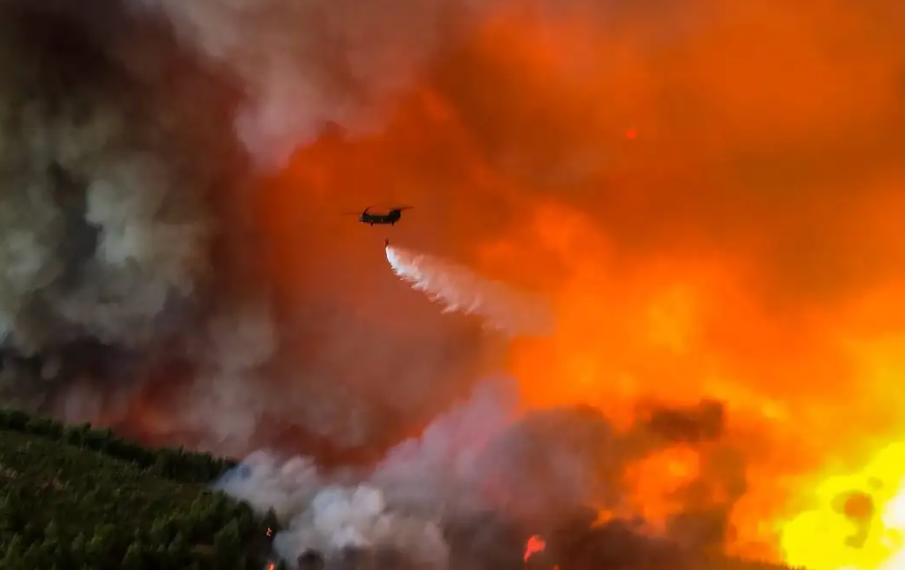 Dos helicópteros chocan al combatir un incendio en Grecia