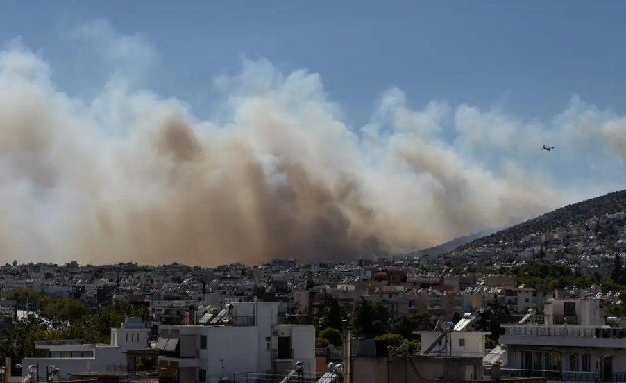 Helicópteros chocan al combatir un incendio en Grecia