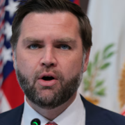 JD Vance habla de las negociaciones con Irán y dice que son "desordenadas"