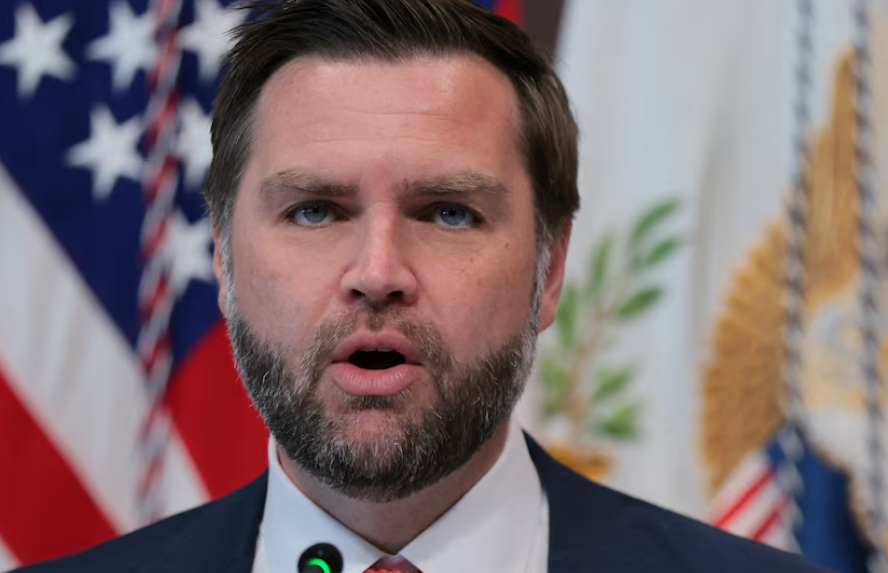JD Vance habla de las negociaciones con Irán y dice que son "desordenadas"