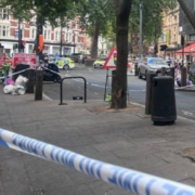 Mujer agredió a 4 personas en Londres y las autoridades investigan