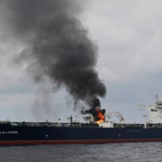 Un proyectil hundió un buque mercante de bandera india en el Mar Rojo