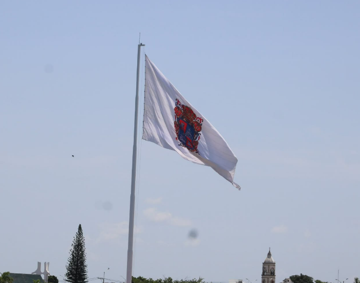 Bandera monumental de Campeche sorprende a todos