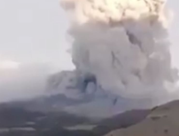 El volcán Puracé emite gases y cenizas tras terremoto en Colombia