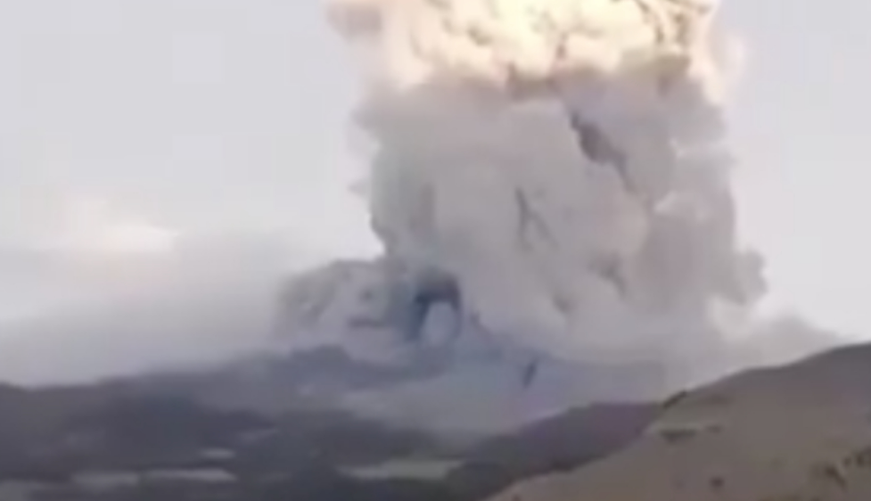 El volcán Puracé emite gases y cenizas tras terremoto en Colombia