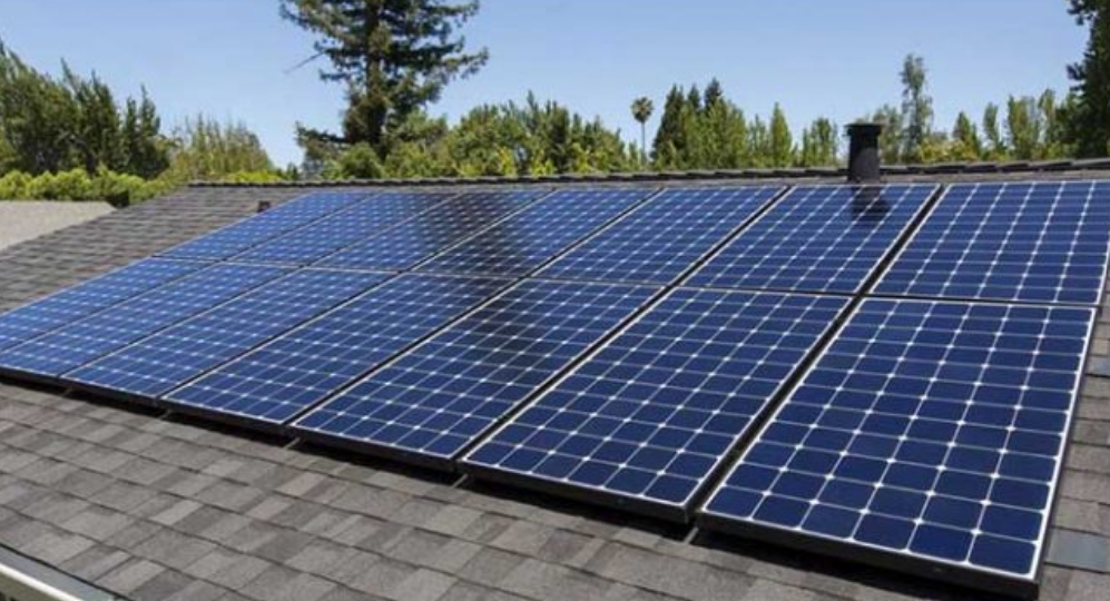 La Chispa te informa que en Campeche CFE impulsa energías renovables mediante una nueva apuesta por la generación solar. La Comisión Federal de Electricidad, a través de su filial CFE Calificados, amplió su participación en el mercado de energía limpia con el proyecto “La Esperanza Solar”, una de las iniciativas de generación solar con almacenamiento más grandes que actualmente se construyen en México.
La Esperanza Solar tendrá 420 MW
El proyecto comenzó su construcción este mes en Campeche, dentro de la Península de Yucatán, y es desarrollado por Copenhagen Infrastructure Partners (CIP), mediante su fondo Growth Markets Fund II. La planta contará con 420 megawatts (MW) de generación solar fotovoltaica y un sistema de almacenamiento de energía eléctrica con una potencia de 150 MW.
Además, el almacenamiento tendrá una capacidad de descarga de cinco horas, equivalente a 750 megawatts-hora (MWh). Esta combinación permitirá aprovechar mejor la electricidad producida durante las horas de mayor radiación solar.
CFE impulsa energías renovables con almacenamiento
El almacenamiento será uno de los componentes estratégicos de “La Esperanza Solar”. La generación fotovoltaica depende de la luz solar y, por ello, puede presentar variaciones durante el día. Con baterías, parte de esa electricidad podrá conservarse y entregarse posteriormente según las condiciones de operación y las necesidades del sistema eléctrico.
Para Campeche y la Península de Yucatán, esta tecnología representa una oportunidad para fortalecer la infraestructura energética ante una demanda eléctrica que continúa creciendo. También permite aprovechar las ventajas de la energía solar sin depender exclusivamente del momento en que existe mayor radiación.
CFE Calificados fortalece su oferta energética
Mediante un contrato de cobertura de largo plazo, CFE Calificados incorporará energía renovable a su portafolio y fortalecerá su relación comercial con CIP. Estos acuerdos ofrecen mayor certeza sobre la demanda de electricidad, un elemento relevante para facilitar el financiamiento y construcción de proyectos de gran escala.
Asimismo, la estrategia amplía las alternativas de energía limpia para grandes consumidores y favorece el desarrollo de nueva infraestructura renovable en México.
Una nueva apuesta para la Península
La participación en “La Esperanza Solar” forma parte de la estrategia de CFE Calificados para diversificar su portafolio mediante distintas tecnologías de generación. Durante este año también ha incorporado contratos de cobertura para proyectos renovables, con opciones para que sus clientes respalden sus operaciones con electricidad proveniente de fuentes limpias.
¿Qué significa para Campeche?
El proyecto representa una nueva incorporación de infraestructura renovable en la Península de Yucatán y combina generación solar con almacenamiento eléctrico. Para CFE Calificados, además, refuerza su papel como comercializadora dentro del Sistema Eléctrico Nacional (SEN), al vincular a grandes consumidores con nuevas opciones de energía renovable.