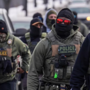 ICE usa guantes electrificados para someter a migrantes