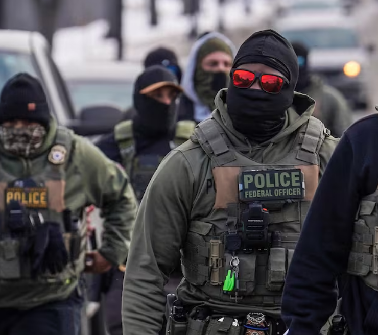 ICE usa guantes electrificados para someter a migrantes