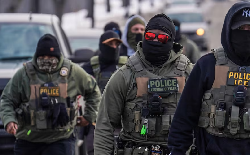 ICE usa guantes electrificados para someter a migrantes