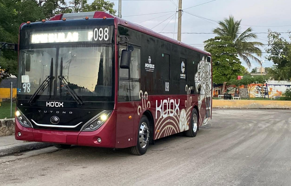 La Chispa te informa que el Ko'ox suma inversión millonaria para fortalecer la movilidad en Campeche. De acuerdo con la información presentada, del monto total 434 mdp corresponden a la adquisición de autobuses, mientras que otros 283 mdp están destinados a acciones vinculadas directamente con el sistema de movilidad, lo que representa una bolsa de 717 millones de pesos para modernizar el transporte público.
¿Cómo se financiarán los nuevos autobuses?
De los 434 mdp destinados a las unidades, 303 mdp corresponden a un crédito otorgado a Movibus por Bancampeche, mientras que los 131 mdp restantes representan una aportación del Gobierno del Estado. Este esquema coloca a la renovación de la flota como uno de los componentes centrales del proyecto y busca ampliar la capacidad del servicio en la capital campechana.
Los 283 mdp considerados como inversión indirecta contemplan infraestructura urbana, señalización, capacitación y puesta en marcha, entre otros conceptos. Además, el sistema ya cuenta con una red de rutas y herramientas digitales para consultar recorridos y unidades en tiempo real.
Más tecnología para transformar el transporte
Gestión y control operativo
En materia de gestión y control operativo se destinan 53 mdp, recursos que incluyen tecnología para cámaras, telemetría, botones de emergencia, validadores, aplicación móvil y un centro de control. Así, Ko'ox suma inversión millonaria no solamente en camiones, sino también en tecnología para supervisar el servicio y mejorar la experiencia de los usuarios.
Estudios que respaldan el proyecto
Para sustentar técnicamente el Sistema Integral de Movilidad KO’OX, la ARTEC señala diversos estudios, entre ellos el de factibilidad de corredores de transporte público en Campeche, el Plan Integral de Movilidad Urbana Sustentable (PIMUS) del municipio de Campeche y el estudio técnico de factibilidad del propio sistema KO’OX.
También se contempla un estudio adicional de la Agencia, así como documentos de referencia elaborados por organismos especializados como el ITDP y WRI, relacionados con sistemas BRT, desarrollo orientado al transporte y entornos caminables seguros. Ko'ox suma inversión millonaria con una estrategia que combina infraestructura, planeación y tecnología.
¿Qué significa para los campechanos?
Con esta inversión, el Gobierno del Estado plantea consolidar la modernización del transporte público mediante nuevas unidades, infraestructura, tecnología y estudios de planeación. El sistema KO’OX ya opera con rutas y herramientas digitales para facilitar los traslados, mientras autoridades también han planteado ajustes para mejorar frecuencias y cobertura.