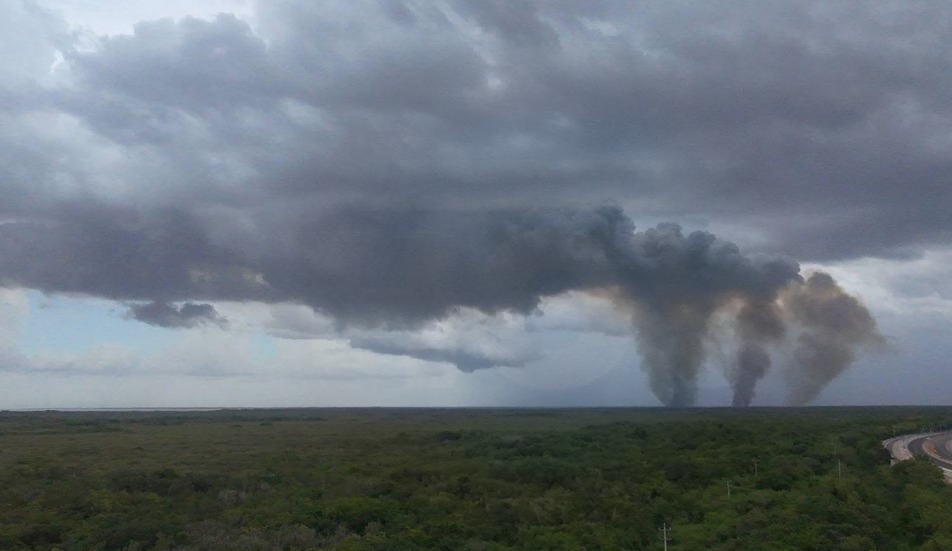 ¡Arde el manglar de Kobén y alarma a Campeche!