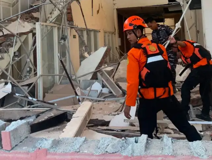 Terremoto de magnitud 7,7 en Indonesia causa dos muertos