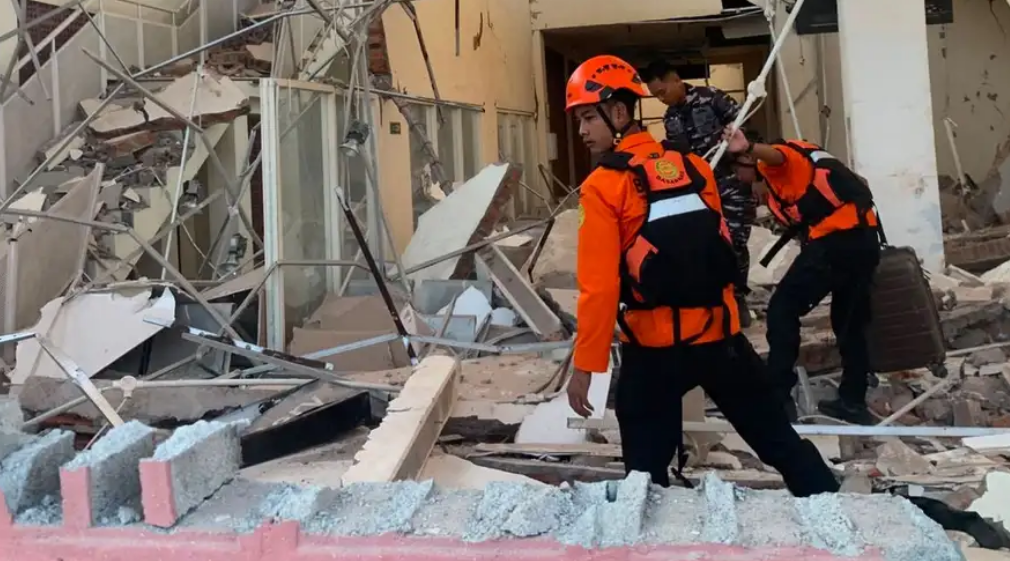 Terremoto de magnitud 7,7 en Indonesia causa dos muertos