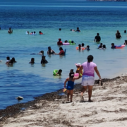 ¡Playa Bonita hasta el tope de turistas!