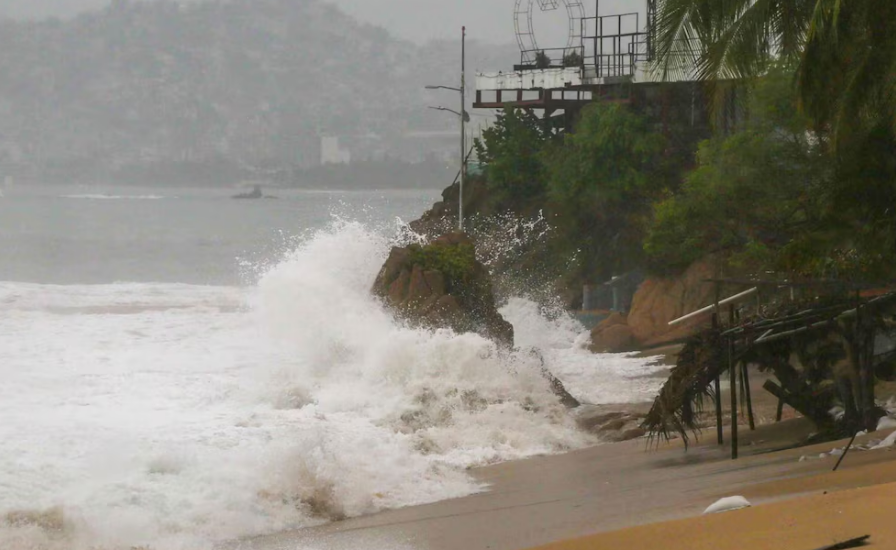 Lluvias, inundaciones y olas de hasta seis metros