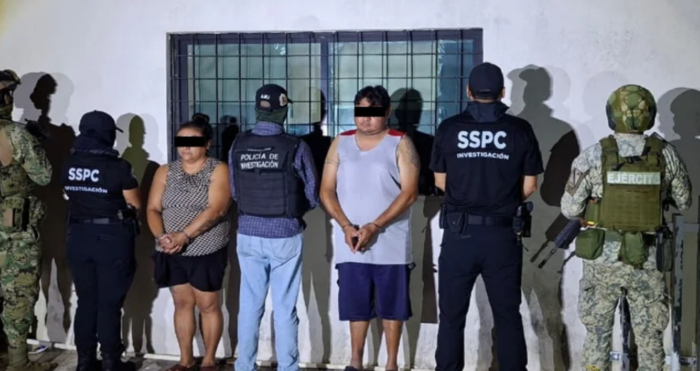 La Chispa te informa que hay siete detenidos en Hopelchén tras un operativo de las fuerzas especiales. Integrantes de las Fuerzas Federales, lideradas por elementos del Ejército Mexicano, aprehendieron a siete presuntos infractores de la ley, a quienes les aseguraron armamento y narcóticos durante acciones realizadas en el municipio de Hopelchén, Campeche.

Operativo en Hopelchén deja armas y narcóticos

Las Comandancias de la X Región Militar y la 33/a. Zona Militar de la Secretaría de la Defensa Nacional (Defensa) informaron que, como parte de la Estrategia Nacional de Seguridad Pública, el pasado viernes 14 de agosto se ejecutaron dos Órdenes Técnicas de Investigación (Cateos) en domicilios del municipio de Hopelchén.

Durante estas acciones, las autoridades reportaron la detención en flagrancia de siete personas. El aseguramiento incluyó dos inmuebles, dos armas —una larga y una corta—, 16 cartuchos y un cargador, además de diversas sustancias con características similares a drogas.

¿Qué aseguraron las autoridades?

El operativo contra los siete detenidos en Hopelchén permitió localizar 56 dosis de una hierba verde con características similares a la marihuana, 41 dosis de una sustancia con características similares a la metanfetamina y 12 dosis de un polvo blanco con características similares a la cocaína.

El resultado representa un importante aseguramiento de presuntos narcóticos y armas en la zona de Los Chenes. Sin embargo, las autoridades deberán continuar con las investigaciones correspondientes para determinar la situación jurídica de las personas detenidas.

Detenidos quedan a disposición de la FGR

Los detenidos y todo lo asegurado fueron puestos a disposición de la Fiscalía General de la República (FGR) con sede en Campeche, Campeche, institución que continuará con las investigaciones, las acciones periciales pertinentes y el procedimiento para determinar la situación jurídica de los involucrados.

Participan Ejército, Marina y Guardia Nacional

En el operativo participaron elementos del Ejército Mexicano junto con integrantes de las secretarías de Marina-Armada de México (Marina) y de Seguridad y Protección Ciudadana (SSPC), además de la Guardia Nacional (GN) y agentes de las Fiscalías General de la República (FGR) y General del Estado (FGJ).

Las autoridades señalaron que estas actividades se realizaron con estricto apego al estado de derecho y con pleno respeto a los derechos humanos, con el objetivo de contribuir a preservar las libertades, el orden y la paz pública de la sociedad campechana.