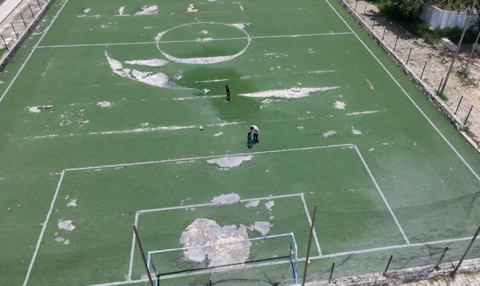 Campo deportivo abandonado causa alarma en Campeche