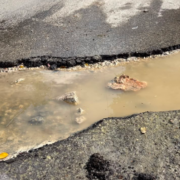 ¡Vecinos exigen reparar baches y urgen solución!