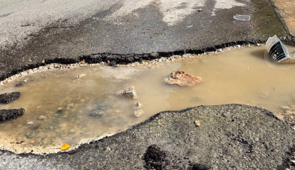 ¡Vecinos exigen reparar baches y urgen solución!
