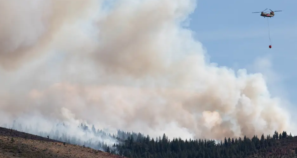 Más de 40.000 evacuados por incendio forestal en EEUU