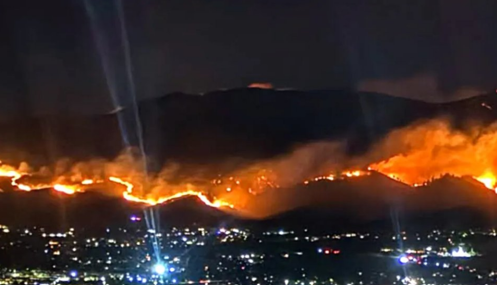 Hawk Fire avanza impulsado por el viento