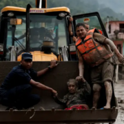 Inundaciones en Nepal dejan 400 desaparecidos