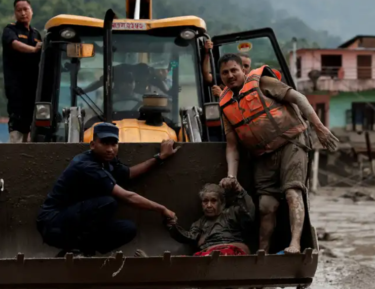 Inundaciones en Nepal dejan 400 desaparecidos