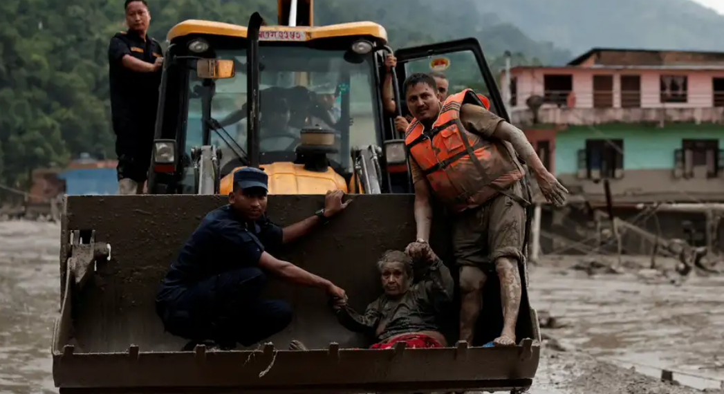 Inundaciones en Nepal dejan 400 desaparecidos