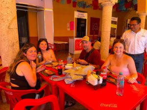 La gastronomía yucateca también forma parte del Cierre de la Feria Tunich 2026, donde los visitantes pueden disfrutar de platillos tradicionales que enriquecen la experiencia de este gran encuentro cultural en Dzityá.