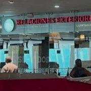 Colapsan oficinas de pasaportes en Cancún entre calor y caos