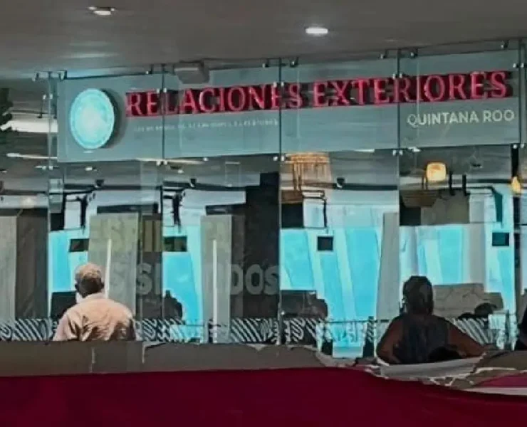 Colapsan oficinas de pasaportes en Cancún entre calor y caos