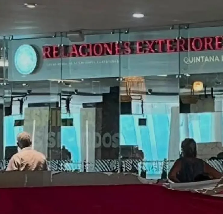 Colapsan oficinas de pasaportes en Cancún entre calor y caos