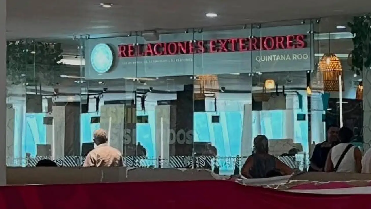 Colapsan oficinas de pasaportes en Cancún entre calor y caos