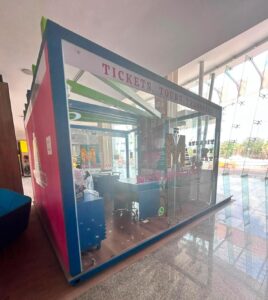 Usuarios esperan realizar su trámite de pasaporte en la oficina de la SRE en Plaza Kukulcán, donde una denuncia ciudadana señaló presuntas deficiencias en el servicio y las condiciones de atención.