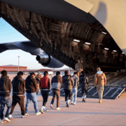 Corte de EEUU ordena deportaciones exprés de migrantes