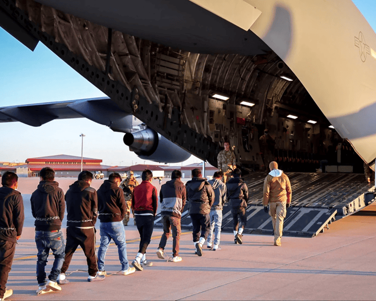 Corte de EEUU ordena deportaciones exprés de migrantes