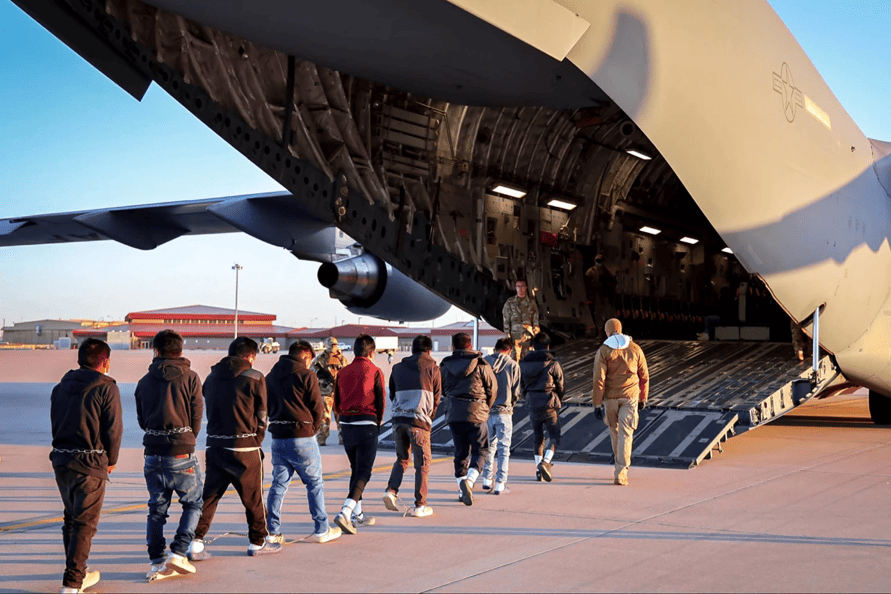 Corte de EEUU ordena deportaciones exprés de migrantes