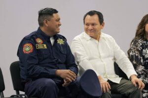 El gobernador Joaquín Díaz Mena reconoció la labor de bomberos y paramédicos de Yucatán, quienes fortalecen la atención de emergencia y protegen diariamente a las familias.