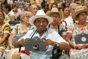 Entre música, baile, activación física y la participación de clubes provenientes de distintos municipios, este viernes abrió sus puertas la Expo Personas Adultas Mayores 2026 