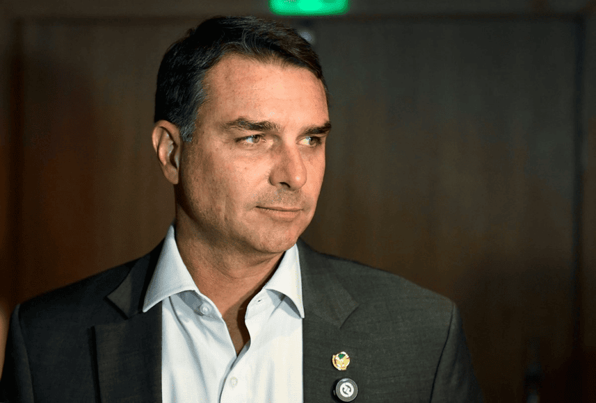 Flávio Bolsonaro encabeza la oposición