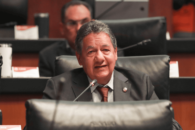 Higinio Martínez va por la presidencia del Senado