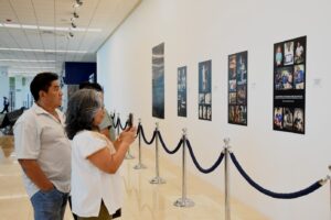 “Piedra, Madera y Memoria” retrata los rostros, talleres y procesos de las familias artesanas de Dzityá, llevando su talento y tradición a visitantes nacionales e internacionales desde el Aeropuerto de Mérida.