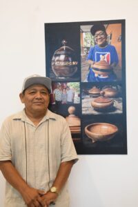 El talento y la tradición de Dzityá quedan plasmados en la exposición “Piedra, Madera y Memoria”, un Homenaje fotográfico a los artesanos de Dzityá que celebra 25 años de la Feria Artesanal Tunich.